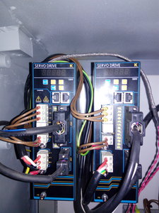 серводрайвера (красные проводочки - не подцепленный пока еще, но уже подключенный к ЧПУ светофор) (7102 просмотра) <a class='original' href='./download/file.php?id=98233&mode=view' target=_blank>Загрузить оригинал (5.22 МБ)</a>