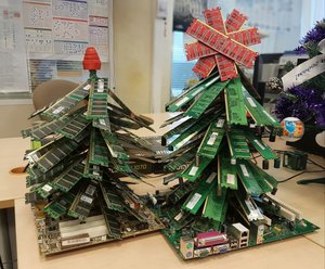 Ёлка из материнской платы и карт памяти (2250 просмотров) <a class='original' href='./download/file.php?id=98309&mode=view' target=_blank>Загрузить оригинал (176.29 КБ)</a>