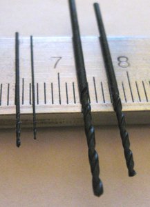 самые мелкие сверла Proxxon из комплекта: левое 0.5мм, за ним 0.3мм, остальные не мерял... (13167 просмотров) <a class='original' href='./download/file.php?id=9846&mode=view' target=_blank>Загрузить оригинал (980.77 КБ)</a>